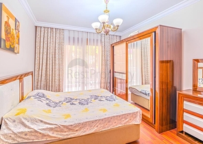 Geräumige 3+1-Wohnung mit separater Küche am Meer im Zentrum von Alanya