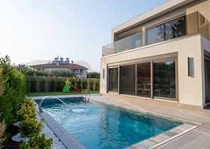 Zum Verkauf выставленны индевидуальные Villa Schnitt 4+1 in der Gegend von Kemer - Antalya 