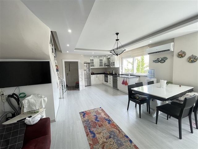 Geräumiges Penthouse in Djikcilli mit Meerblick