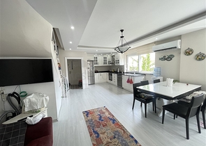 Geräumiges Penthouse in Djikcilli mit Meerblick