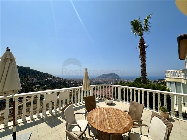 Geräumige Villa mit Panoramablick auf das Meer in Alanya
