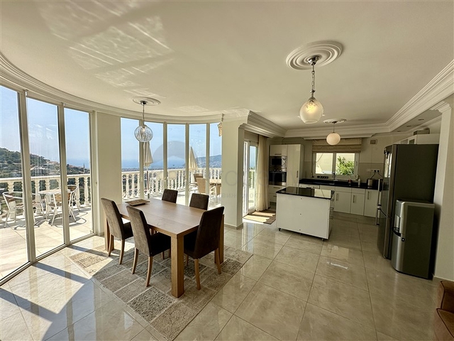 Geräumige Villa mit Panoramablick auf das Meer in Alanya