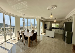 Geräumige Villa mit Panoramablick auf das Meer in Alanya