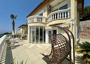 Geräumige Villa mit Panoramablick auf das Meer in Alanya