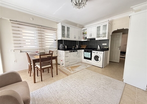 Geräumige 1+1-Wohnung, nur 100 Meter vom Meer entfernt, in beide Richtungen