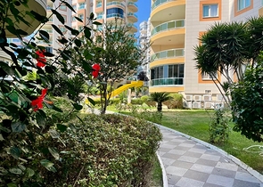 Geräumige 2+1-Wohnung mit Pool und entwickelter Infrastruktur im Zentrum von Mahmutlar