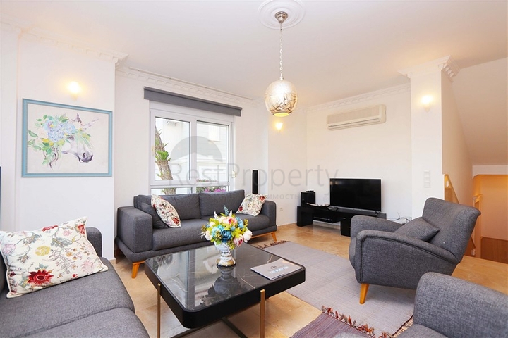 Villa mit großer Terrasse im grünen Bereich von Konakli