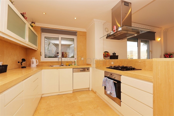 Villa mit großer Terrasse im grünen Bereich von Konakli