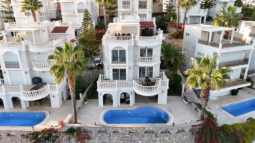 Villa mit großer Terrasse im grünen Bereich von Konakli