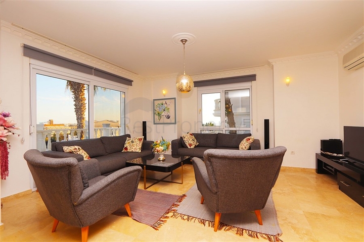 Villa mit großer Terrasse im grünen Bereich von Konakli