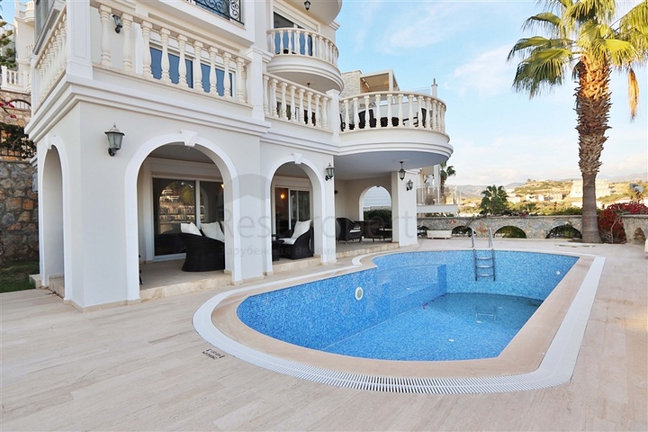 Villa mit großer Terrasse im grünen Bereich von Konakli