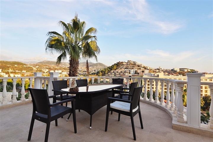 Villa mit großer Terrasse im grünen Bereich von Konakli