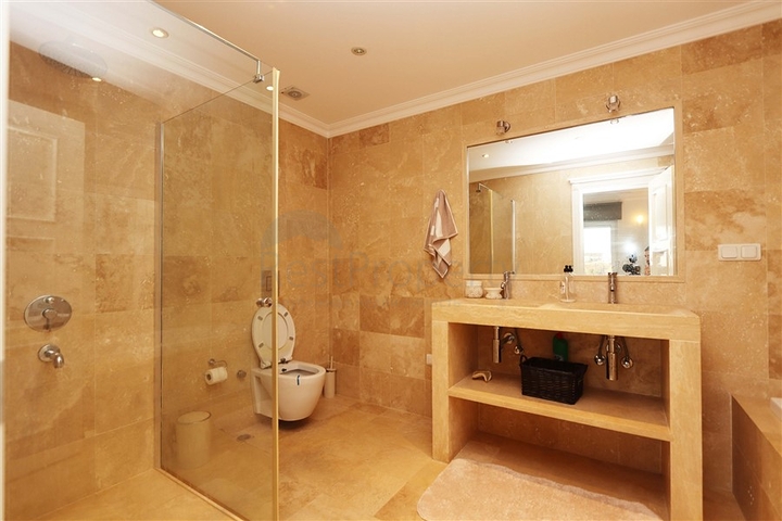 Villa mit großer Terrasse im grünen Bereich von Konakli