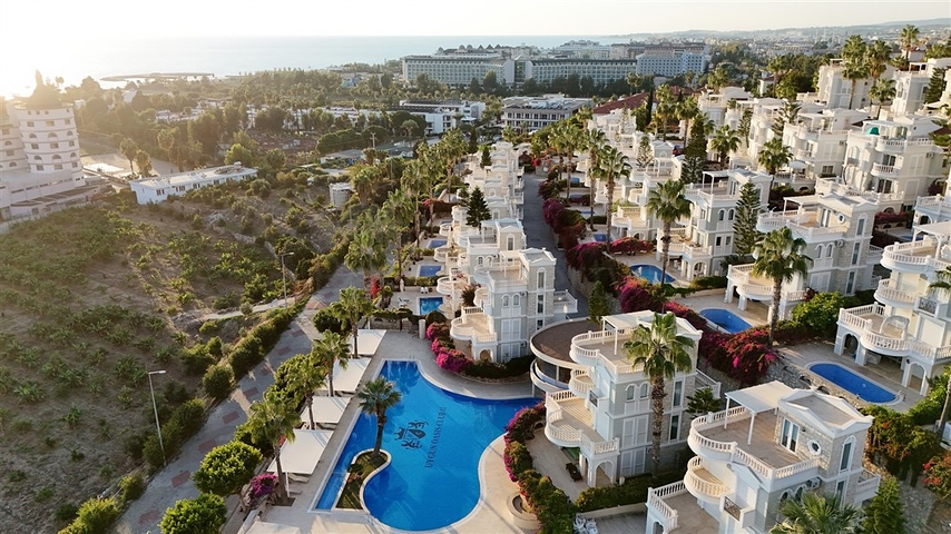 Villa mit großer Terrasse im grünen Bereich von Konakli