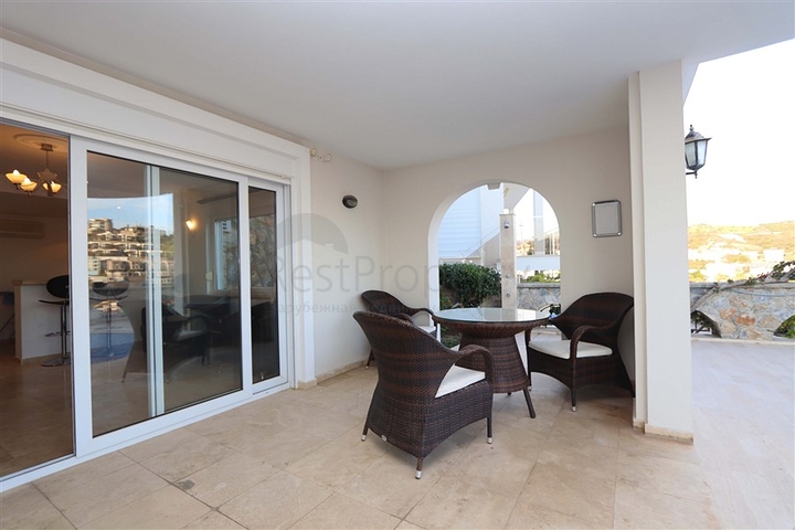 Villa mit großer Terrasse im grünen Bereich von Konakli