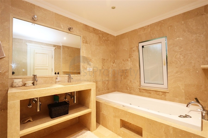 Villa mit großer Terrasse im grünen Bereich von Konakli