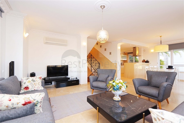 Villa mit großer Terrasse im grünen Bereich von Konakli