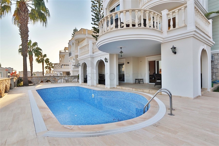 Villa mit großer Terrasse im grünen Bereich von Konakli