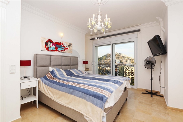 Villa mit großer Terrasse im grünen Bereich von Konakli