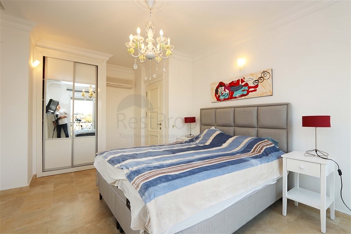 Villa mit großer Terrasse im grünen Bereich von Konakli