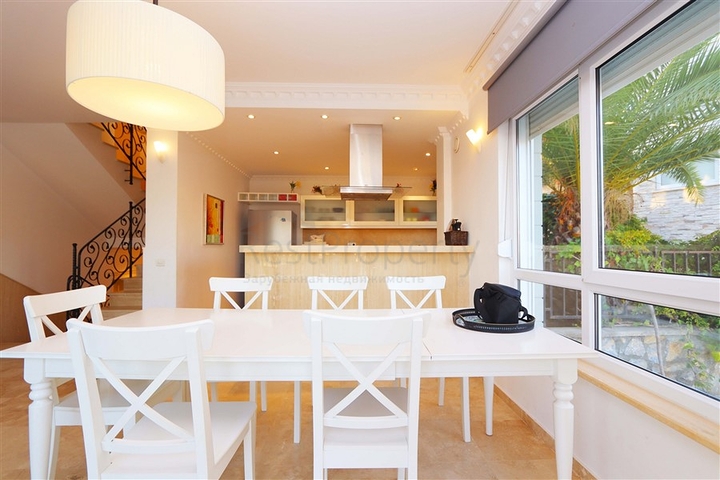 Villa mit großer Terrasse im grünen Bereich von Konakli