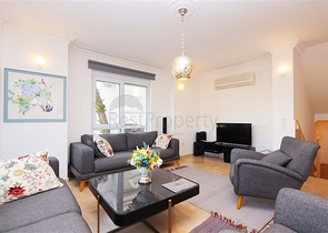 Villa mit großer Terrasse im grünen Bereich von Konakli