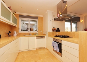 Villa mit großer Terrasse im grünen Bereich von Konakli