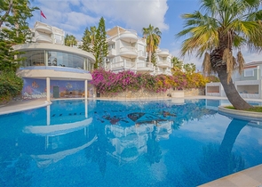 Villa mit großer Terrasse im grünen Bereich von Konakli