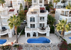 Villa mit großer Terrasse im grünen Bereich von Konakli