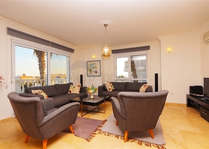 Villa mit großer Terrasse im grünen Bereich von Konakli