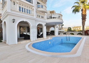 Villa mit großer Terrasse im grünen Bereich von Konakli