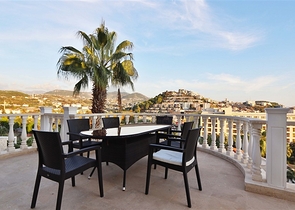 Villa mit großer Terrasse im grünen Bereich von Konakli