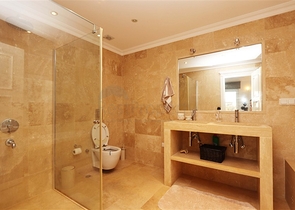 Villa mit großer Terrasse im grünen Bereich von Konakli