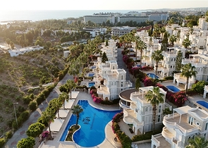 Villa mit großer Terrasse im grünen Bereich von Konakli
