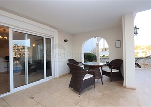 Villa mit großer Terrasse im grünen Bereich von Konakli