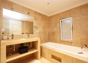 Villa mit großer Terrasse im grünen Bereich von Konakli