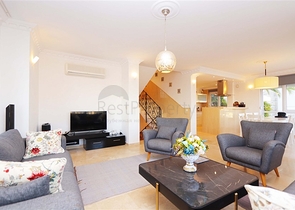 Villa mit großer Terrasse im grünen Bereich von Konakli