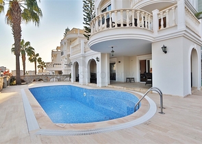 Villa mit großer Terrasse im grünen Bereich von Konakli