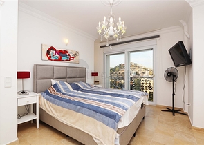 Villa mit großer Terrasse im grünen Bereich von Konakli