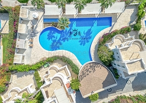 Villa mit großer Terrasse im grünen Bereich von Konakli