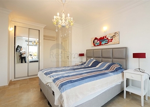 Villa mit großer Terrasse im grünen Bereich von Konakli