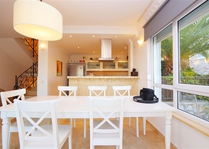 Villa mit großer Terrasse im grünen Bereich von Konakli